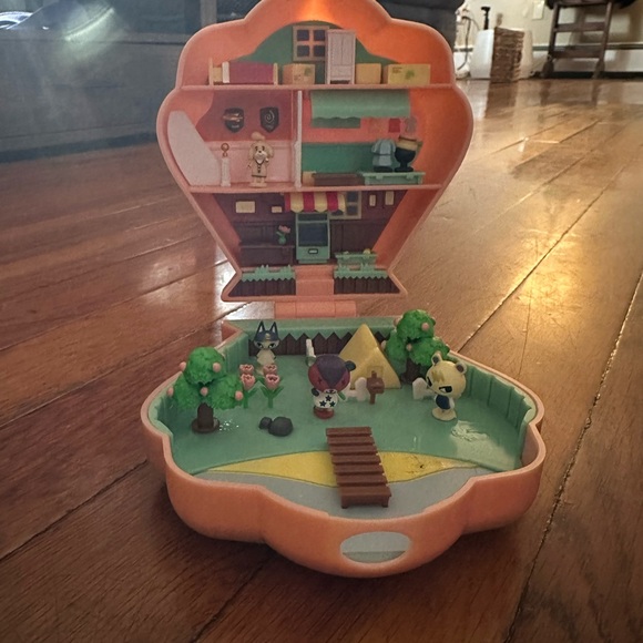 Animal Crossing Polly pocket collectible item. Comes with Isabelle and Randall - Picture 7 of 8